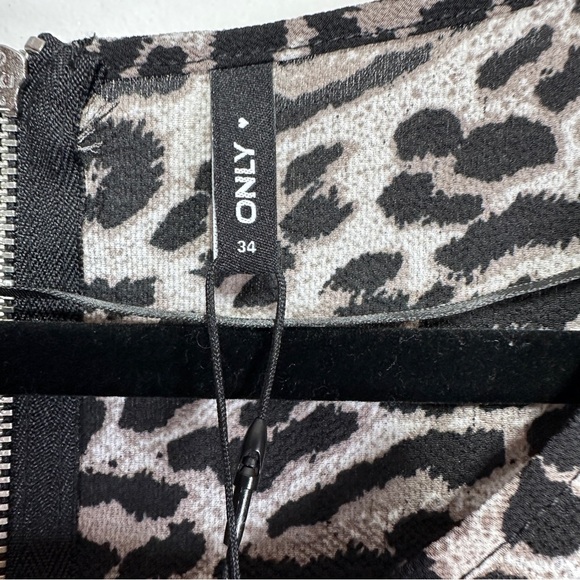 ONLY Grey Black Leopard Print Blouse Zip Back Short Sleeve Top NWT Size XS EU 34 - Picture 7 of 9